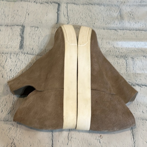 Steve Madden taupe hidden wedge sneaker - Picture 3 of 9